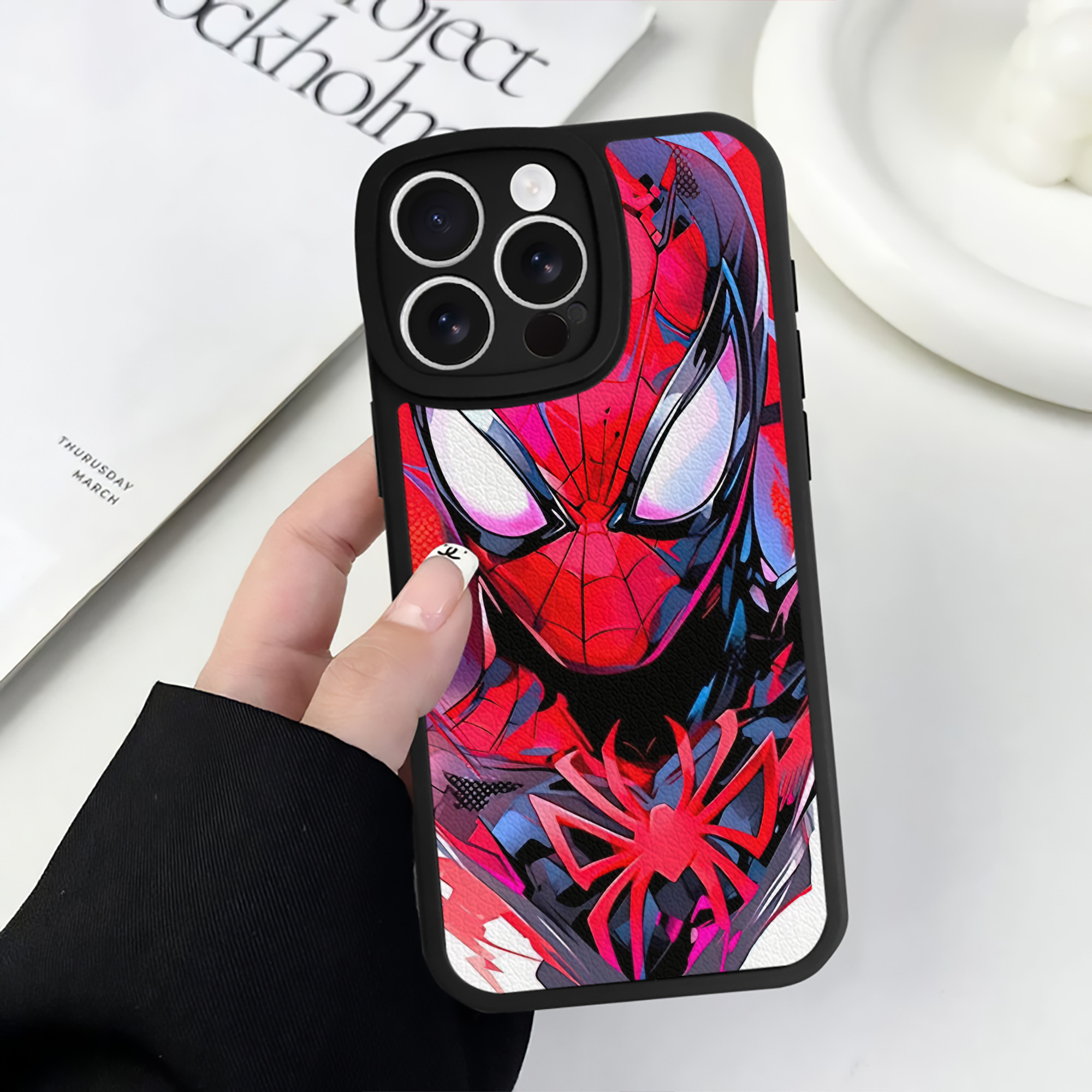 Spider Man スパイダーマン 【iPhone 16シリーズ対応】シリコンスマホケース（レザー調） 材質：シリコン